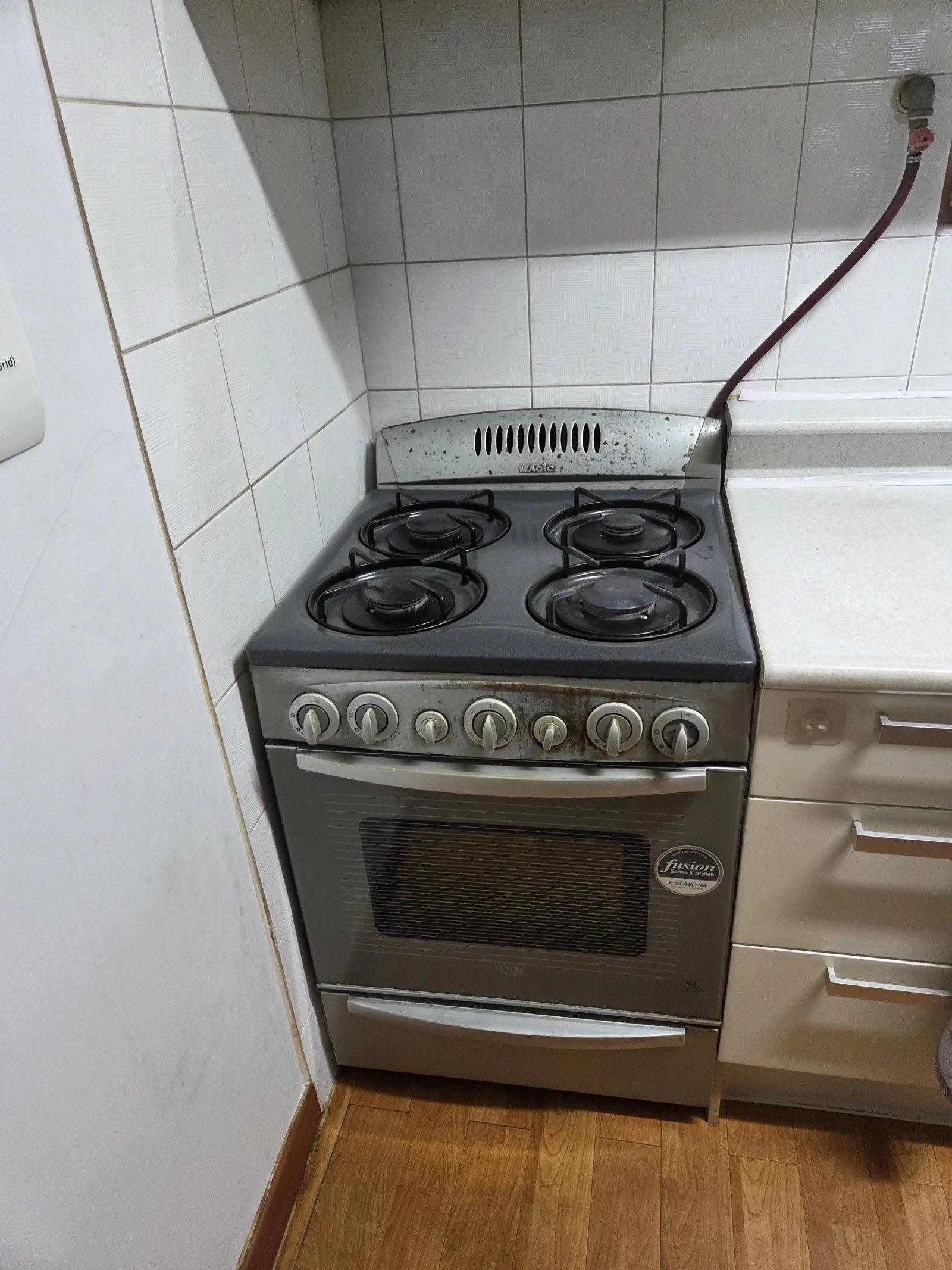 과천 주방 노출 가스 배관과 구형 레인지 철거 전