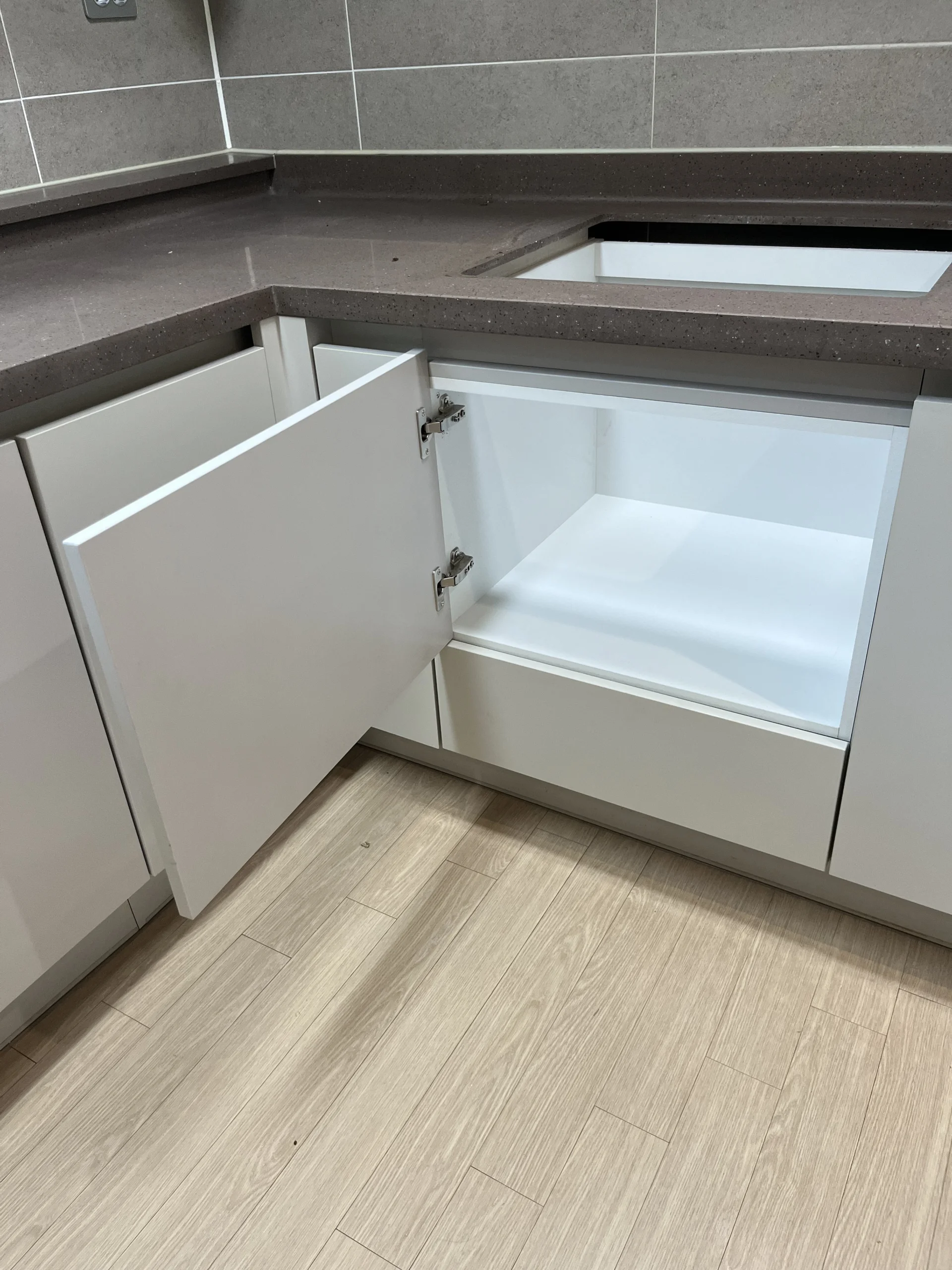 경기 아파트 주방 빈 공간에 새로 짜 넣은 하부장 모습